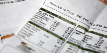 Conta de luz com bandeira vermelha e taxa extra em julho, conforme comunicado da ANEEL.