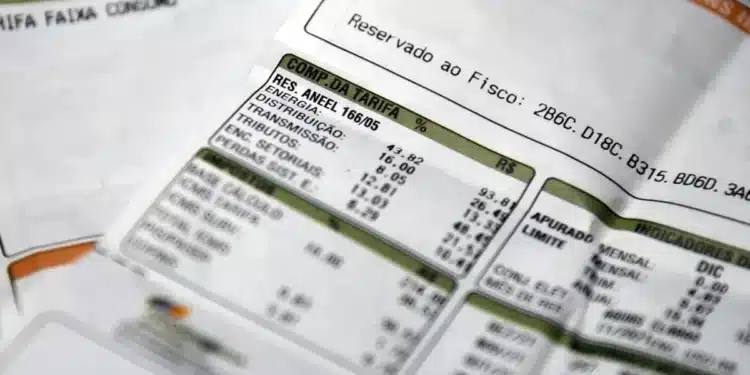 Conta de luz com bandeira vermelha e taxa extra em julho, conforme comunicado da ANEEL.