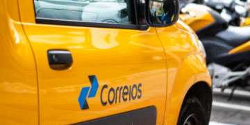Correios mudam telefone da central de atendimento — novo número em veículo amarelo