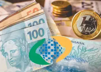 Nota fiscal e moedas do Brasil com foco no INSS e devolução de descontos indevidos.