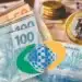 Nota fiscal e moedas do Brasil com foco no INSS e devolução de descontos indevidos.
