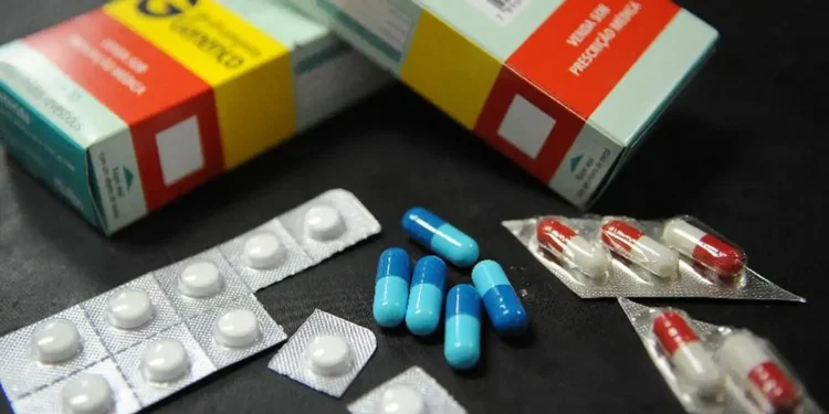 Cartelas de comprimidos e cápsulas de medicamentos genéricos