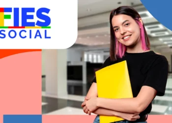 Imagem de estudante segurando uma pasta amarela em ambiente moderno. Referente ao FIES Social 2025.
