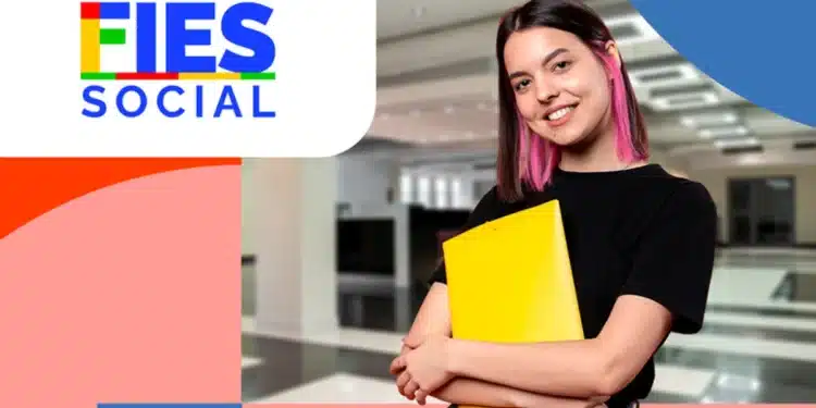 Imagem de estudante segurando uma pasta amarela em ambiente moderno. Referente ao FIES Social 2025.