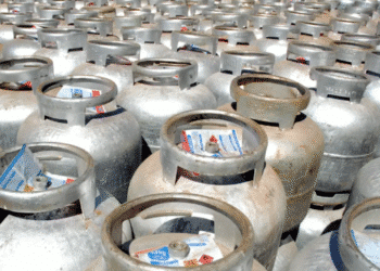 Botijões de gás aguardando distribuição gratuita para famílias beneficiadas pelo programa Gás para Todos.