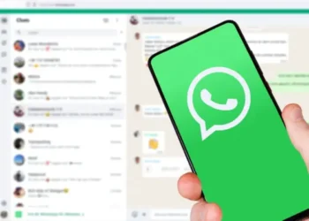 Imagem ilustrativa de um golpe no WhatsApp, com foco no ícone do WhatsApp em primeiro plano e a interface do aplicativo ao fundo.