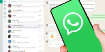 Imagem ilustrativa de um golpe no WhatsApp, com foco no ícone do WhatsApp em primeiro plano e a interface do aplicativo ao fundo.
