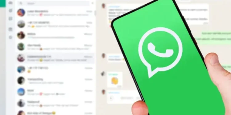 Imagem ilustrativa de um golpe no WhatsApp, com foco no ícone do WhatsApp em primeiro plano e a interface do aplicativo ao fundo.