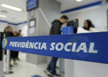 Fila de pessoas em uma agência do INSS aguardando atendimento para serviços de benefícios previdenciários.