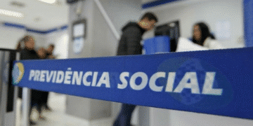 Fila de pessoas em uma agência do INSS aguardando atendimento para serviços de benefícios previdenciários.