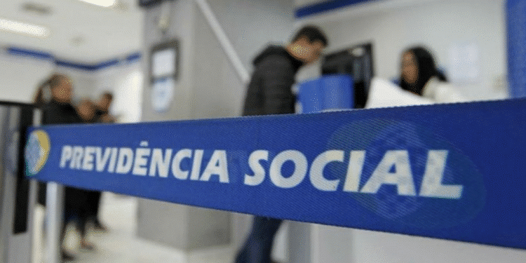 Fila de pessoas em uma agência do INSS aguardando atendimento para serviços de benefícios previdenciários.