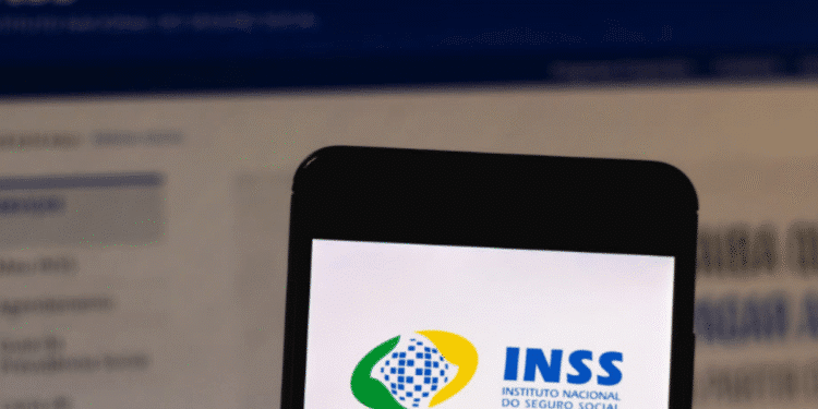 Tela de celular exibindo o logo do INSS com calendário de pagamentos de beneficiários ao fundo.
