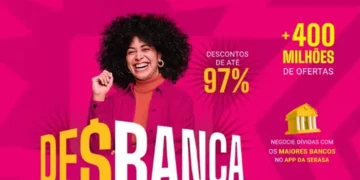 Mulher sorrindo em campanha do Serasa com promessa de até 97% de desconto para limpar o nome em julho