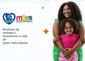Mãe e filha sorrindo juntas com fundo colorido, representando a campanha Mães de Pernambuco.