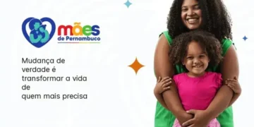 Mãe e filha sorrindo juntas com fundo colorido, representando a campanha Mães de Pernambuco.