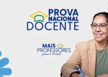 Mulher sorrindo ao lado do logotipo da Prova Nacional Docente, iniciativa do governo brasileiro para ampliar o número de professores.