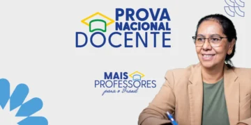 Mulher sorrindo ao lado do logotipo da Prova Nacional Docente, iniciativa do governo brasileiro para ampliar o número de professores.