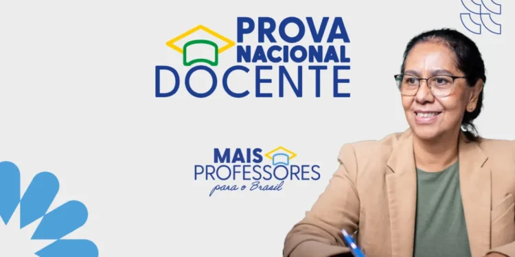 Mulher sorrindo ao lado do logotipo da Prova Nacional Docente, iniciativa do governo brasileiro para ampliar o número de professores.