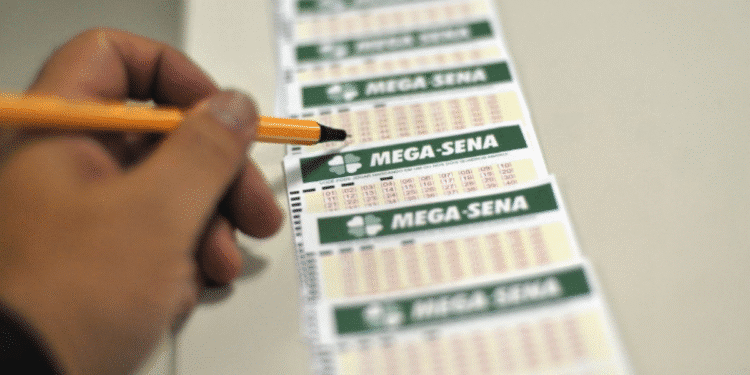 Papel da Mega-Sena com números sendo marcados, tema sobre prêmio de R$ 76 milhões.