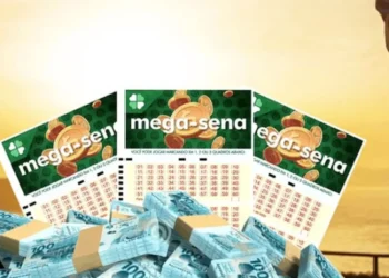 Bilhetes da Mega-Sena com cédulas de dinheiro, ilustrando o prêmio acumulado