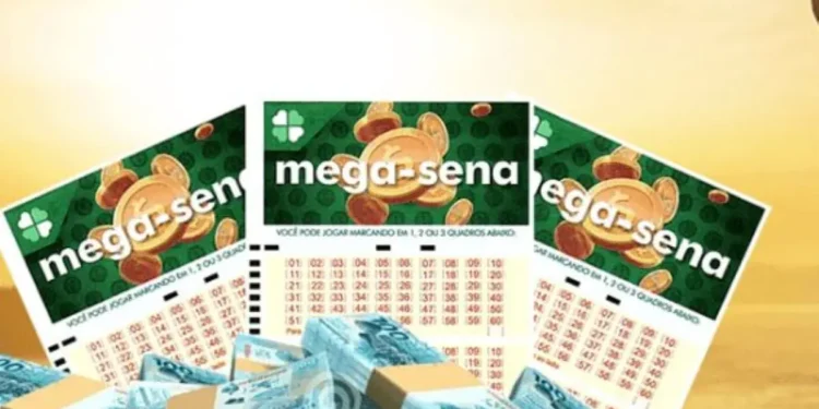 Bilhetes da Mega-Sena com cédulas de dinheiro, ilustrando o prêmio acumulado