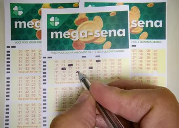 Bilhete da Mega-Sena com números marcados, incluindo o sorteio de Mega-Sena 2888 e um novo milionário