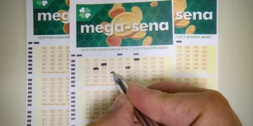 Bilhete da Mega-Sena com números marcados, incluindo o sorteio de Mega-Sena 2888 e um novo milionário