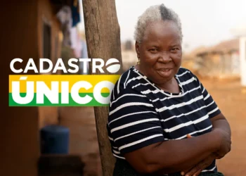 Mulher sorridente ao lado do logo do Cadastro Único.