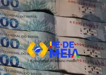 Notas de R$ 100 com o logo do programa Pé de Meia e informações sobre o calendário de pagamentos de agosto.