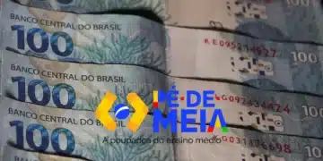Notas de R$ 100 com o logo do programa Pé de Meia e informações sobre o calendário de pagamentos de agosto.