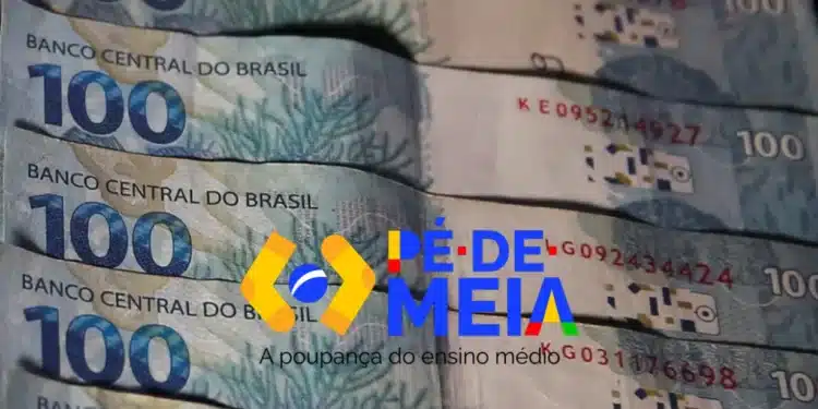 Notas de R$ 100 com o logo do programa Pé de Meia e informações sobre o calendário de pagamentos de agosto.