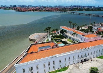 Vista aérea do Palácio dos Leões e a Baía de São Marcos, em São Luís, Maranhão.