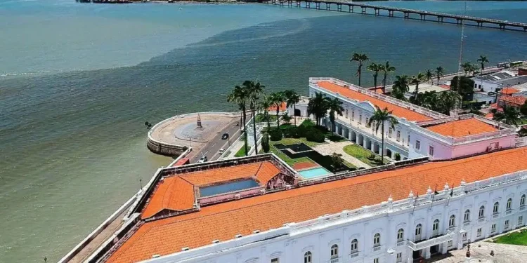 Vista aérea do Palácio dos Leões e a Baía de São Marcos, em São Luís, Maranhão.