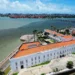Vista aérea do Palácio dos Leões e a Baía de São Marcos, em São Luís, Maranhão.