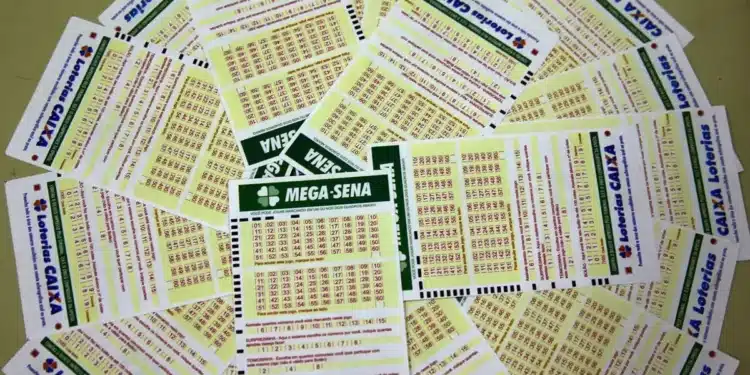 Volantes da Mega-Sena espalhados sobre a mesa, representando apostas