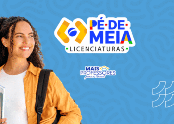 Estudante com livros e mochila ao lado do logo Pé de Meia Licenciaturas, destacando cadastro de bolsistas até 11 de julho com auxílio de R$ 1.050.