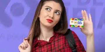 Estudante segurando o cartão do programa Pé-de-Meia do Governo Federal