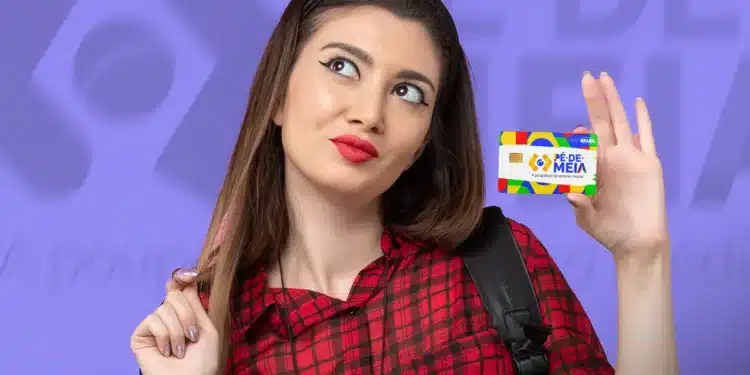 Estudante segurando o cartão do programa Pé-de-Meia do Governo Federal
