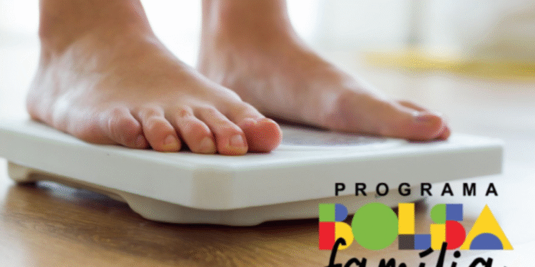 Pessoa pesando-se em balança, tema Bolsa Família 2025