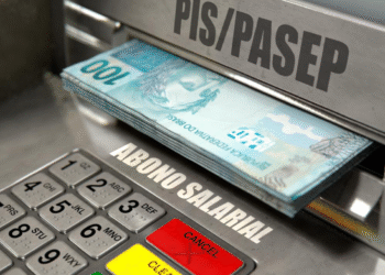 Caixa eletrônico com notas de 100 reais e texto PIS/PASEP e Abono Salarial