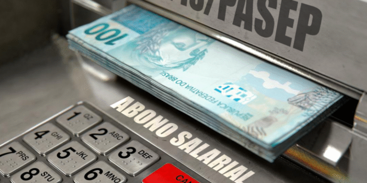 Caixa eletrônico com notas de 100 reais e texto PIS/PASEP e Abono Salarial