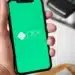 Imagem representando o Pix no celular com fundo verde e o logo do Pix, importante para entender novas regras do sistema de pagamentos no Brasil.