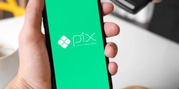 Imagem do aplicativo Pix, sistema de pagamentos instantâneos, em um smartphone, com foco no logo do Banco Central do Brasil.