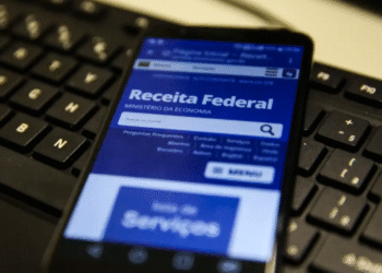 Página inicial do site da Receita Federal no smartphone, com menu de navegação e opções para regularização de CPF.