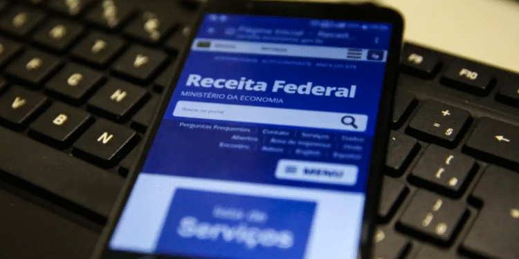 Página inicial do site da Receita Federal no smartphone, com menu de navegação e opções para regularização de CPF.