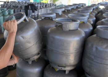 Botijões de gás organizados em fila, simbolizando a distribuição do programa Gás do Povo.
