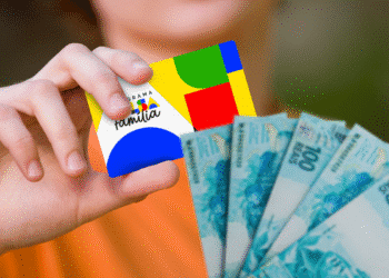 Cartão do Programa Bolsa Família e notas de 100 reais, representando o pagamento do benefício de agosto de 2025.
