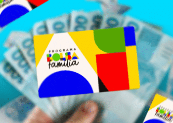 Cartão do Bolsa Família com cédulas de 100 reais ao fundo