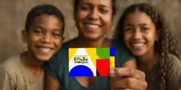 Imagem de uma mãe segurando o cartão do Bolsa Família com dois filhos sorrindo, simbolizando o benefício social para famílias em 2025.