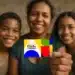 Imagem de uma mãe segurando o cartão do Bolsa Família com dois filhos sorrindo, simbolizando o benefício social para famílias em 2025.